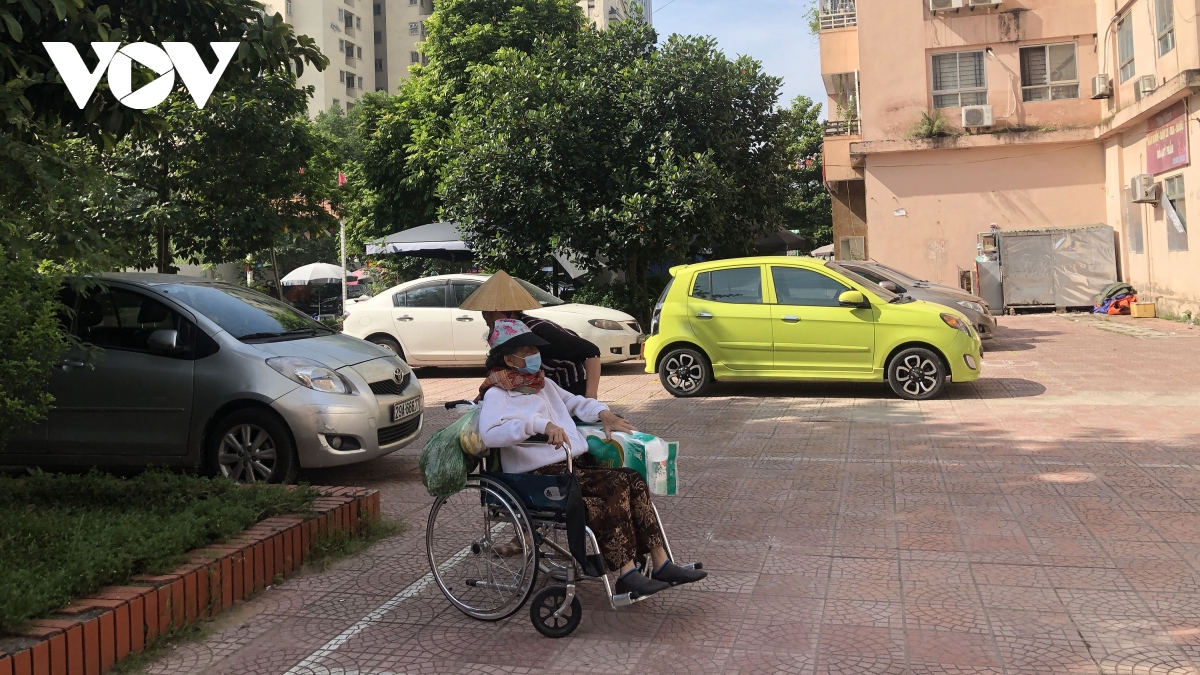 Bãi đỗ xe trong khu đô thị ở Hà Nội‌ quá tải, nhếch nhác, ảnh hưởng cuộc sống cư dân - Ảnh 6.