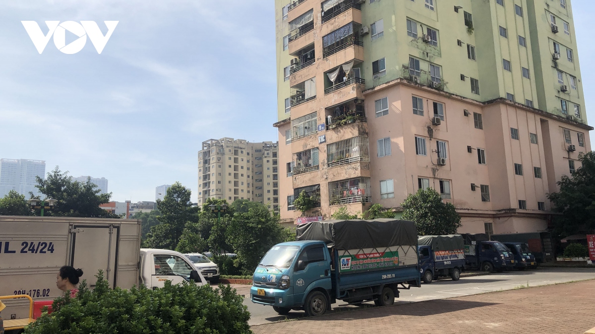 Bãi đỗ xe trong khu đô thị ở Hà Nội quá tải, nhếch nhác, ảnh hưởng cuộc sống cư dân - Ảnh 3.