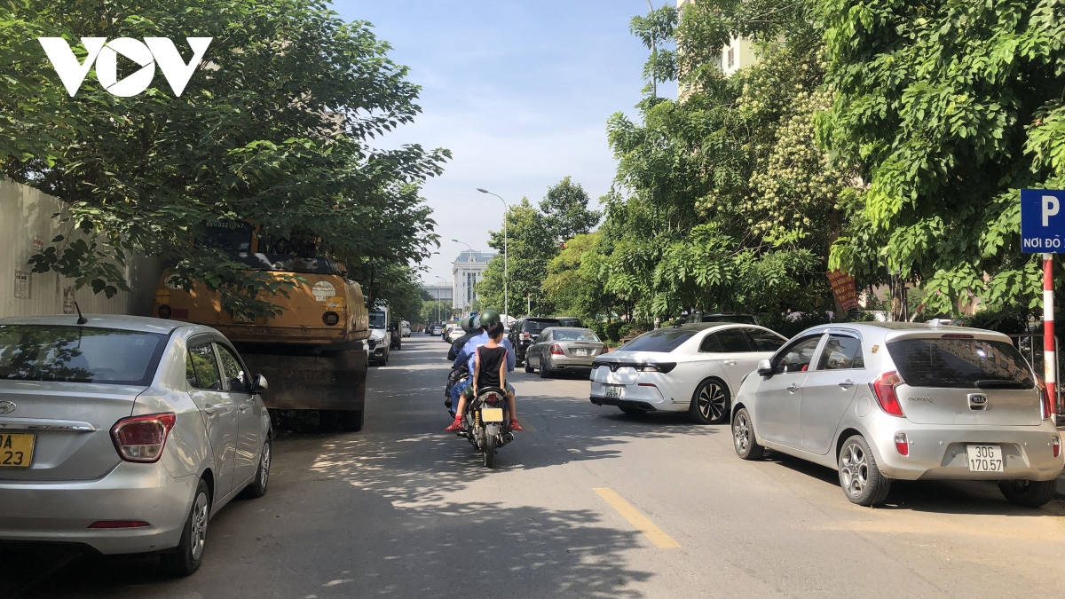 Bãi đỗ xe trong khu đô thị ở Hà Nội‌ quá tải, nhếch nhác, ảnh hưởng cuộc sống cư dân - Ảnh 1.