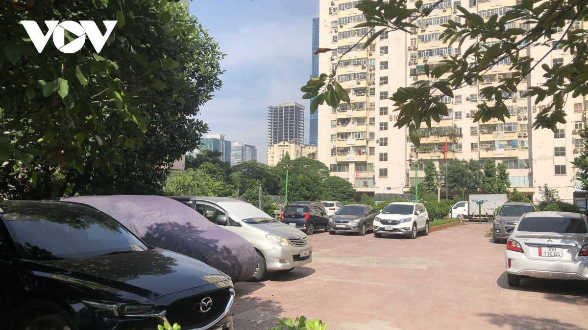 Bãi đỗ xe trong khu đô thị ở Hà Nội‌ quá tải, nhếch nhác, ảnh hưởng cuộc sống cư dân - Ảnh 15.