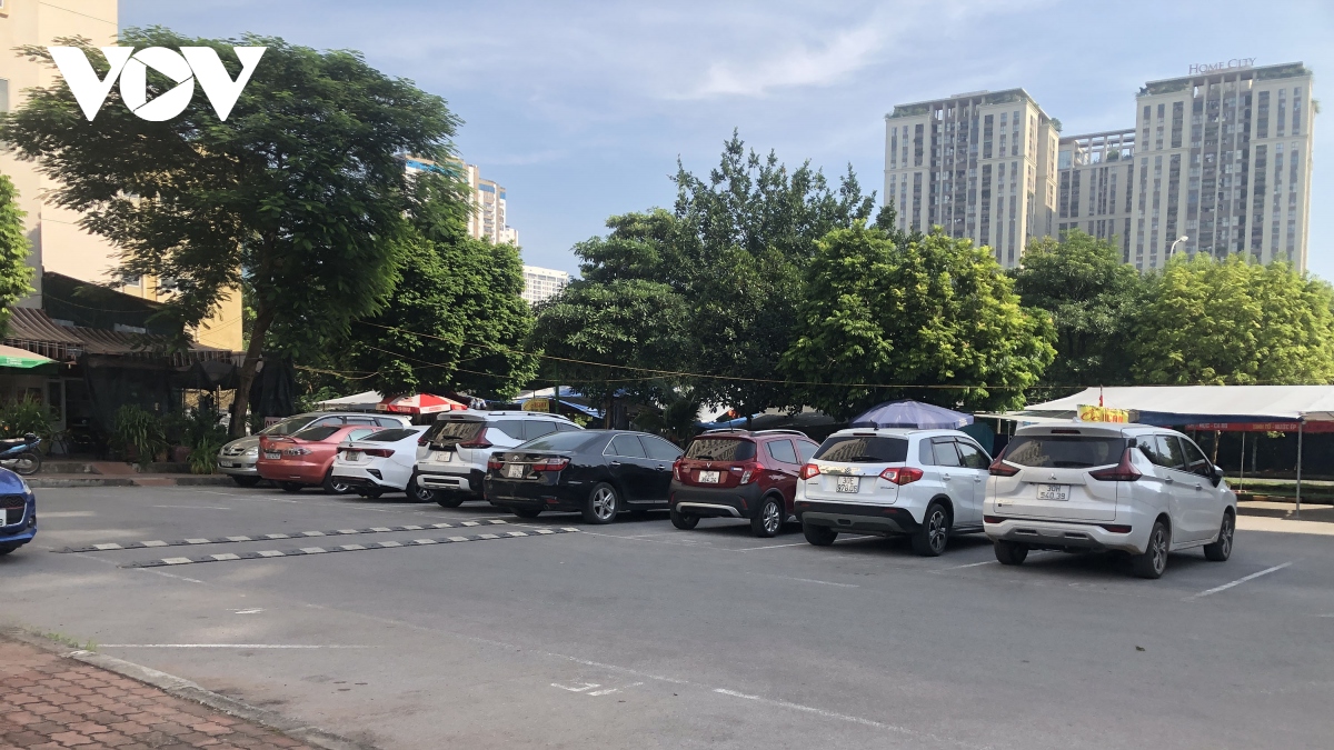 Bãi đỗ xe trong khu đô thị ở Hà Nội‌ quá tải, nhếch nhác, ảnh hưởng cuộc sống cư dân - Ảnh 9.