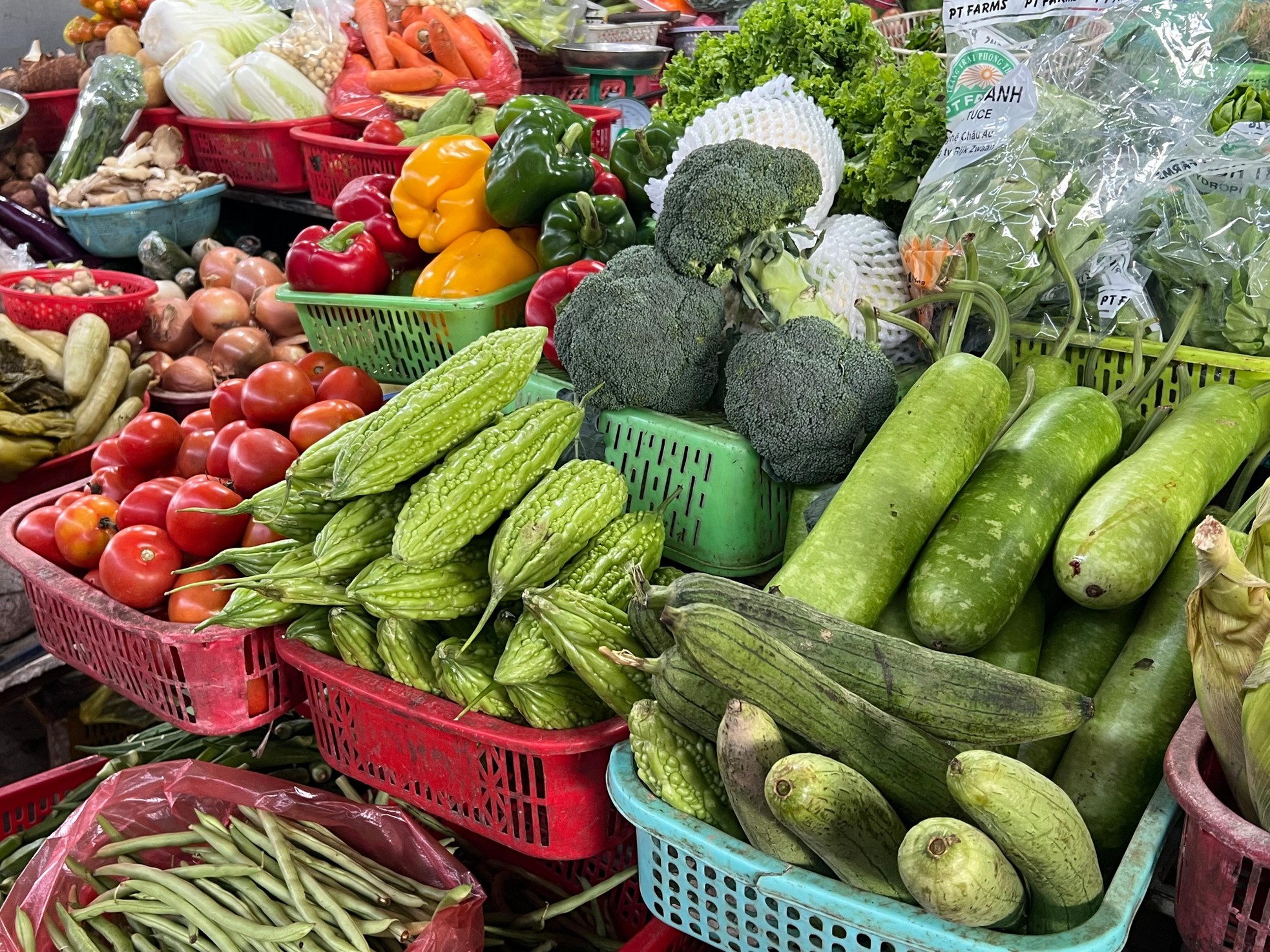Giá thực phẩm, rau xanh ở Đà Nẵng tăng chóng mặt - Ảnh 1.