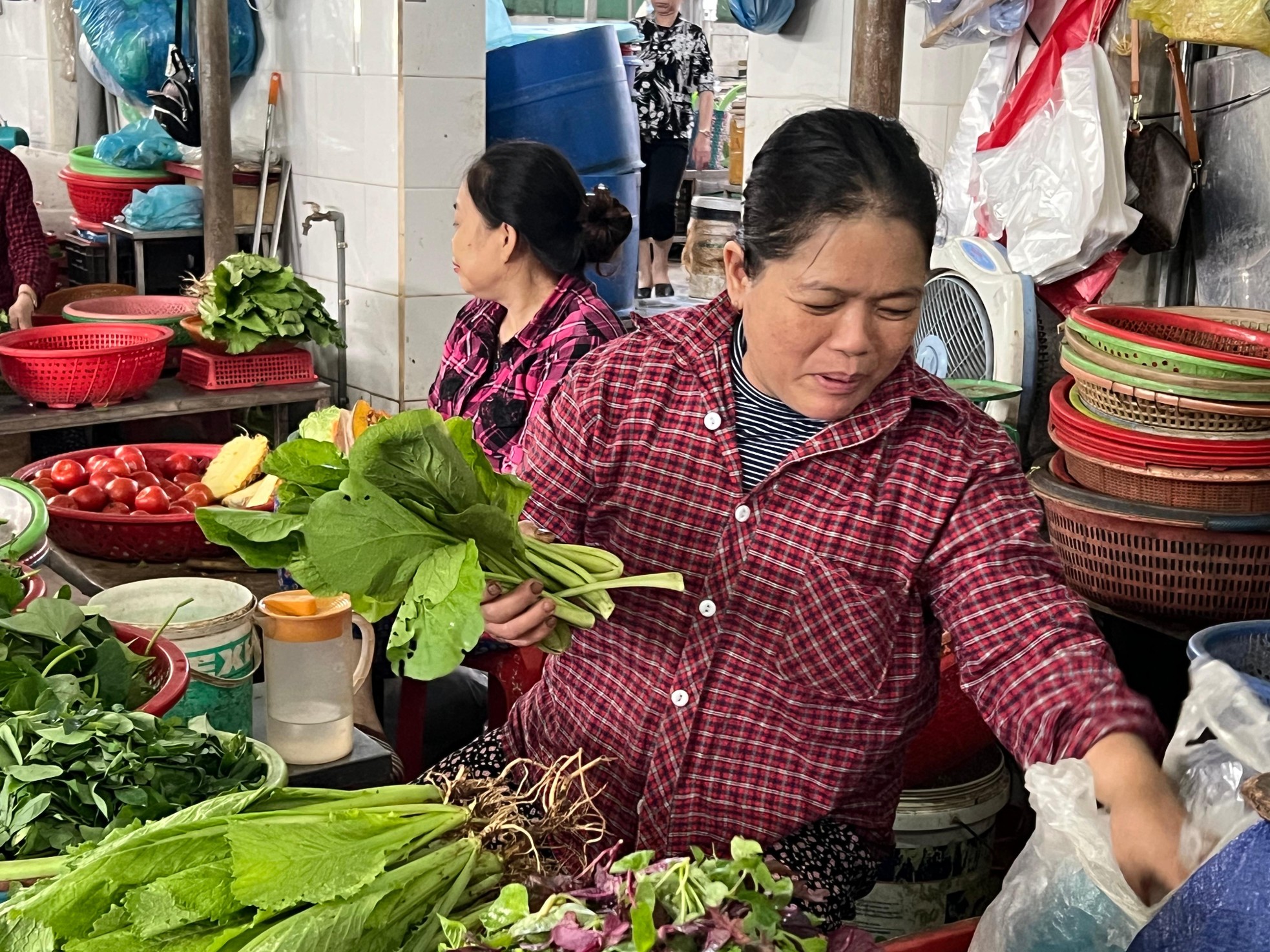 Giá thực phẩm, rau xanh ở Đà Nẵng tăng chóng mặt - Ảnh 4.