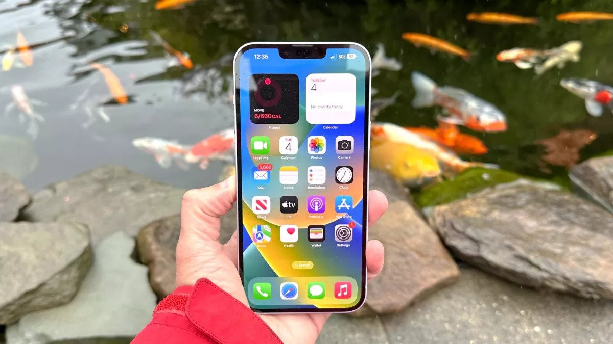 Khách mua sững người khi đứng trước iPhone 14 và iPhone 13: Màn ngụy trang dở tệ - Ảnh 1.