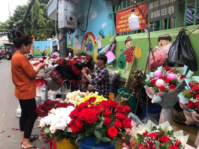 Trend mới 20/10: 'Hoa ăn được' và lời nhắn bá đạo 'tới lương anh chuyển phản' ảnh 1