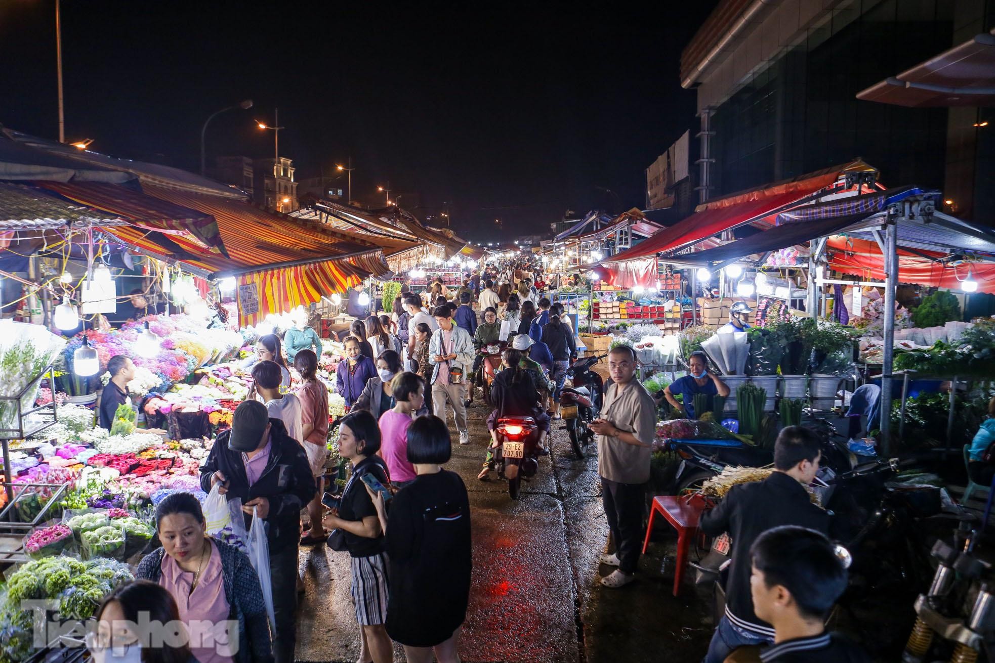 Chợ hoa đêm lớn nhất Hà Nội đông nghẹt khách trước dịp 20/10 ảnh 1