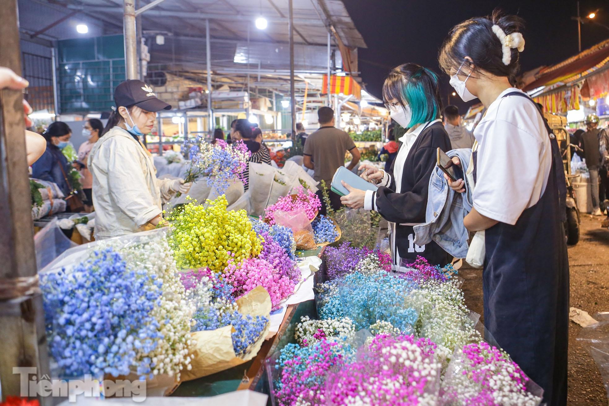 Chợ hoa đêm lớn nhất Hà Nội đông nghẹt khách trước dịp 20/10 ảnh 9