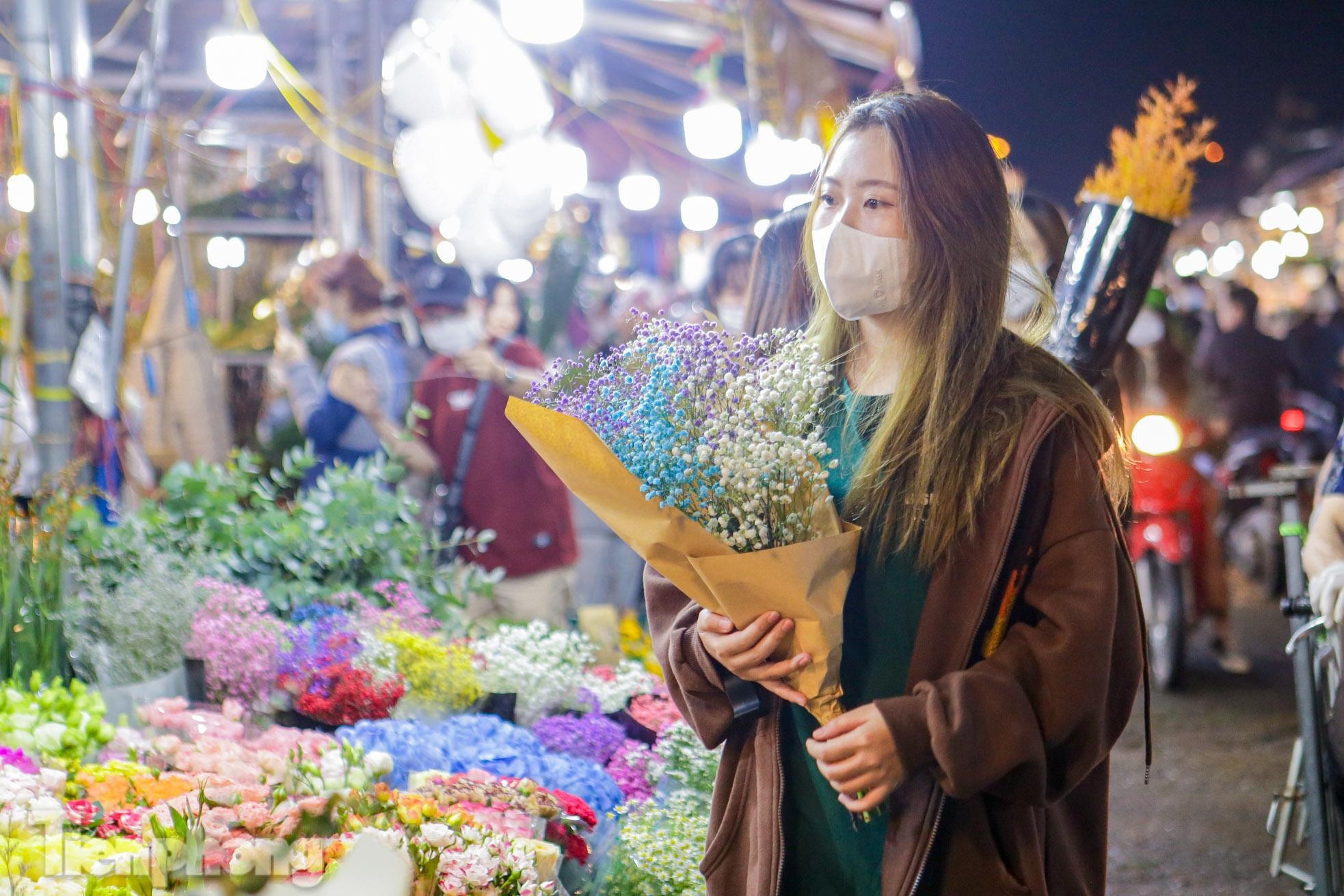 Chợ hoa đêm lớn nhất Hà Nội đông nghẹt khách trước dịp 20/10 ảnh 10