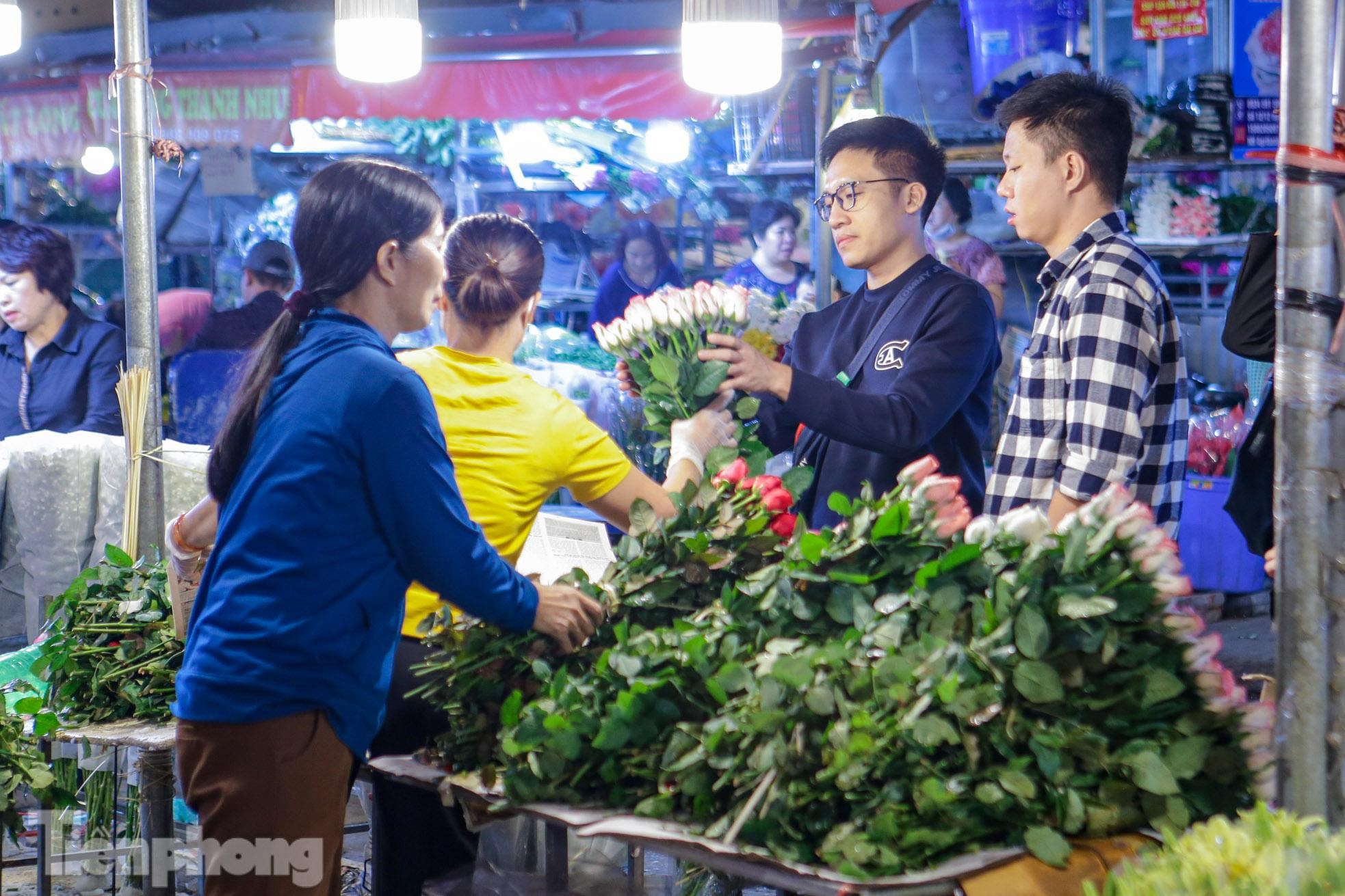 Chợ hoa đêm lớn nhất Hà Nội đông nghẹt khách trước dịp 20/10 ảnh 12