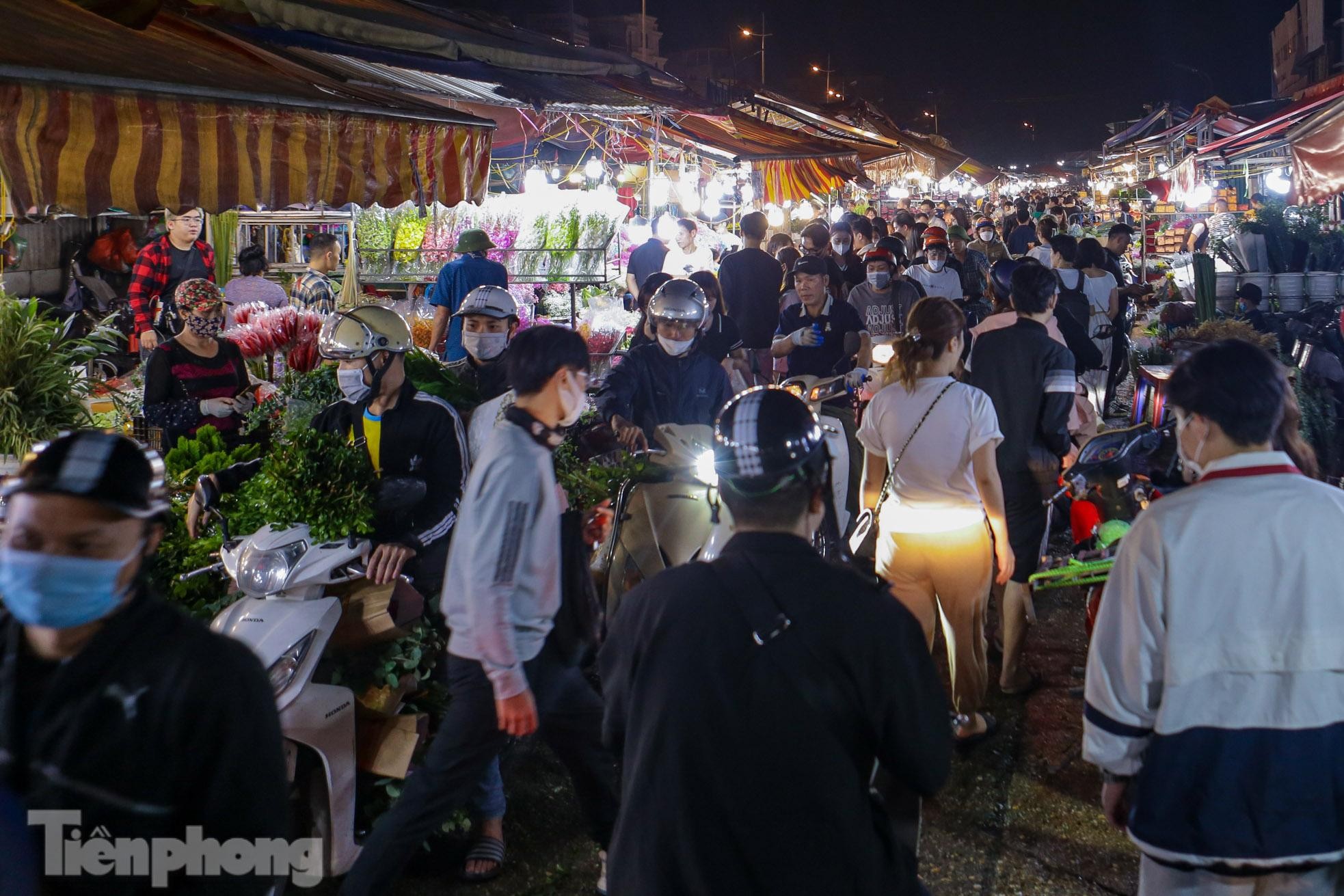 Chợ hoa đêm lớn nhất Hà Nội đông nghẹt khách trước dịp 20/10 ảnh 2