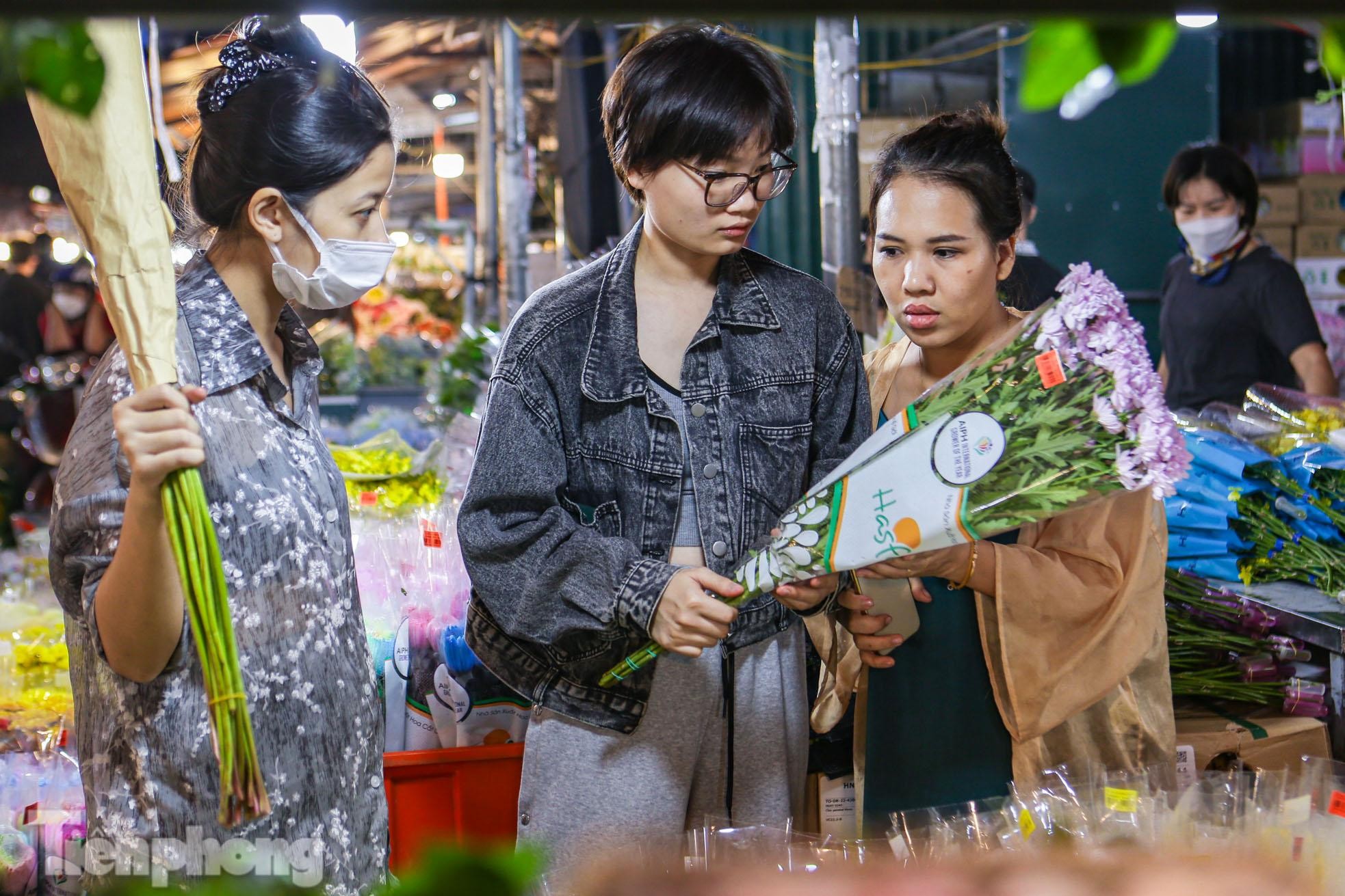 Chợ hoa đêm lớn nhất Hà Nội đông nghẹt khách trước dịp 20/10 ảnh 3