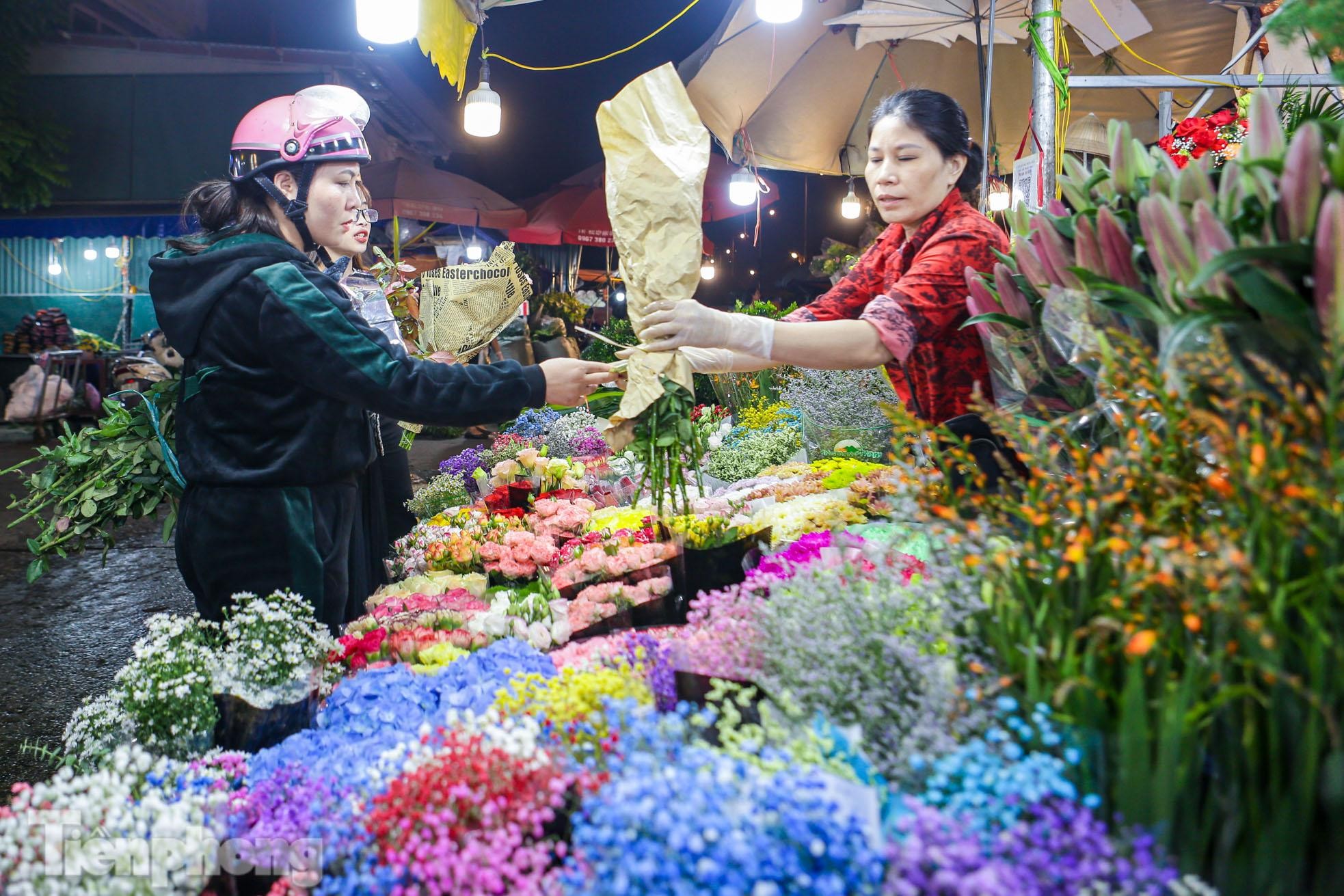 Chợ hoa đêm lớn nhất Hà Nội đông nghẹt khách trước dịp 20/10 ảnh 4