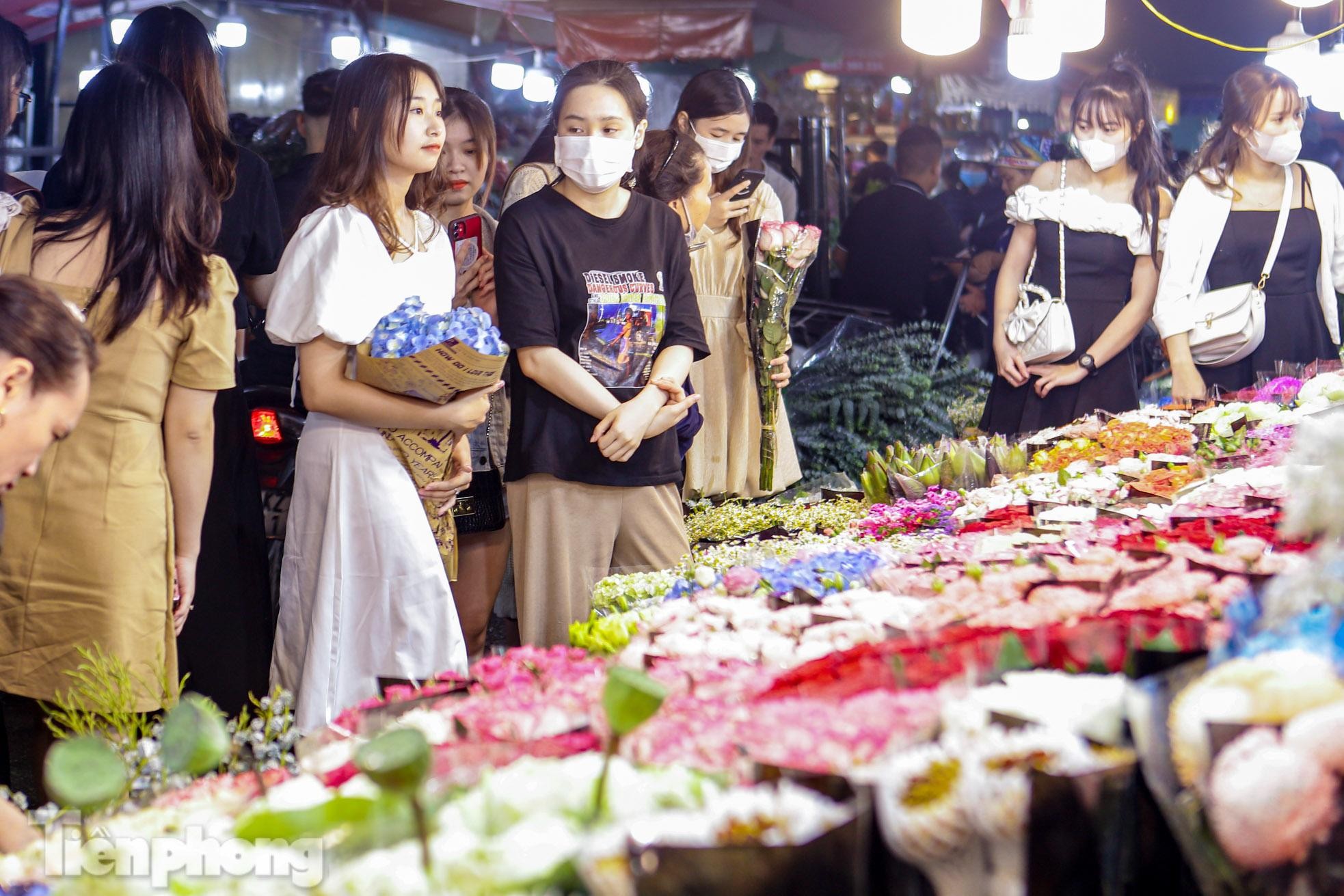 Chợ hoa đêm lớn nhất Hà Nội đông nghẹt khách trước dịp 20/10 ảnh 5