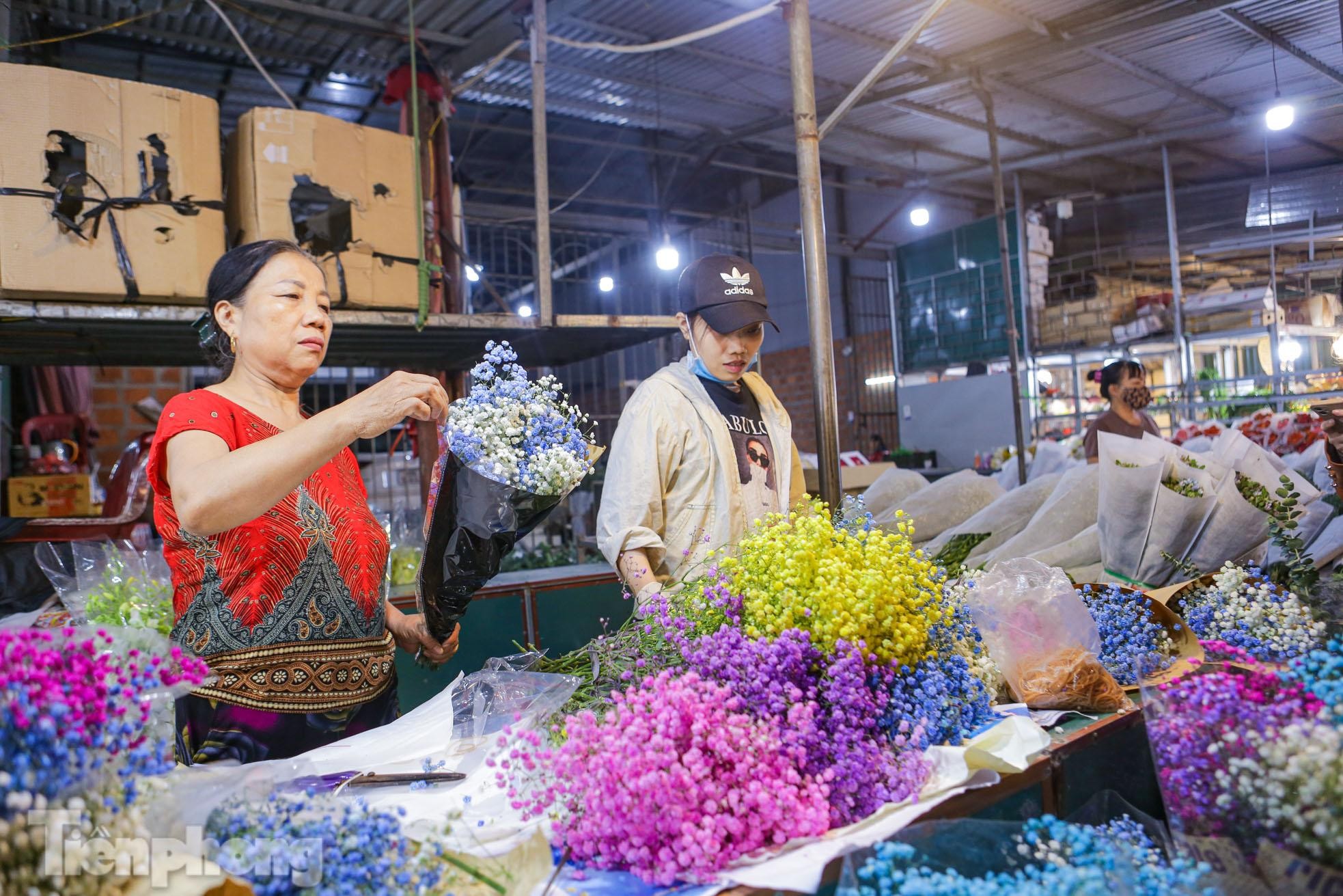 Chợ hoa đêm lớn nhất Hà Nội đông nghẹt khách trước dịp 20/10 ảnh 6
