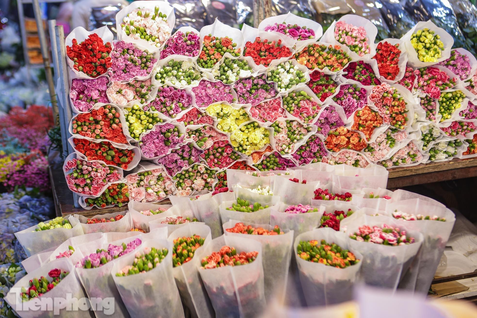Chợ hoa đêm lớn nhất Hà Nội đông nghẹt khách trước dịp 20/10 ảnh 8