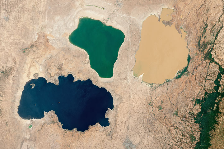 Tại sao mặt nước hồ trên thế giới lại có màu sắc đa dạng đến thế? - Ảnh 1.