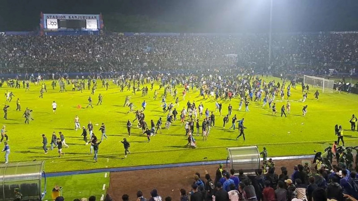 Bạo loạn ở giải VĐQG Indonesia, hơn 100 người thiệt mạng - Ảnh 1. Bạo loạn ở giải VĐQG Indonesia, hơn 100 người thiệt mạng - Ảnh 1.