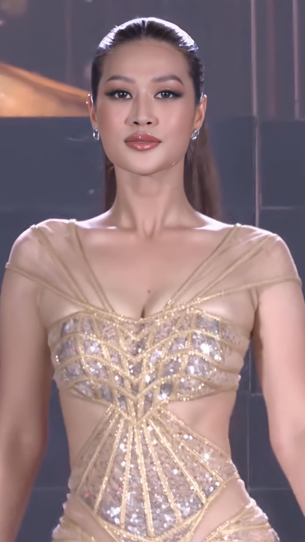 Tân hoa hậu Miss Grand Vietnam – Đoàn Thiên Ân: Ở trọ, mẹ mất, bố bệnh, vất vả mưu sinh - Ảnh 1.