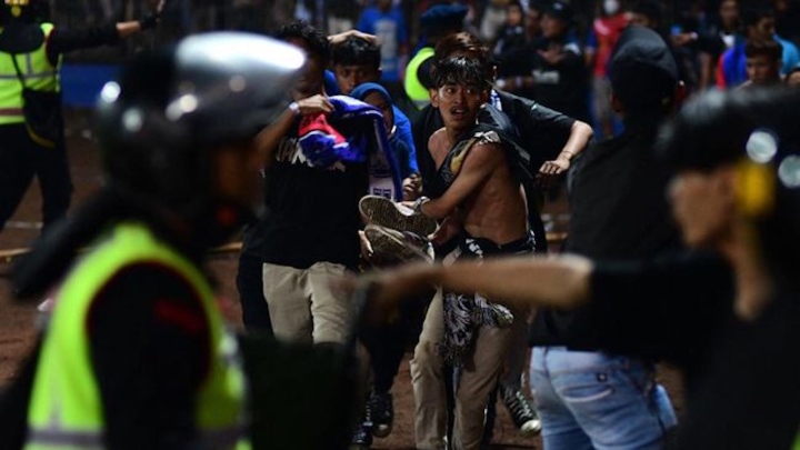 127 người thiệt mạng trong bạo loạn, giải Indonesia có nguy cơ hoãn vô thời hạn - Ảnh 1.