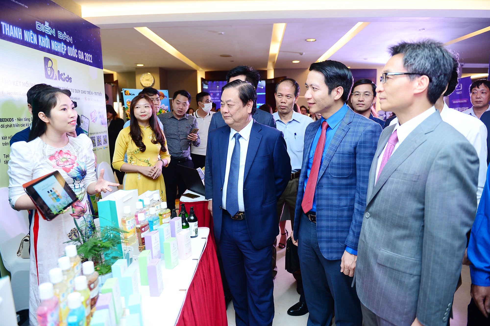 Bộ trưởng Lê Minh Hoan: Có bao giờ bạn nghĩ mình sẽ là một phần của Việt Nam tương lai? - Ảnh 1. Bộ trưởng Lê Minh Hoan: Có bao giờ bạn nghĩ mình sẽ là một phần của Việt Nam tương lai? - Ảnh 1.