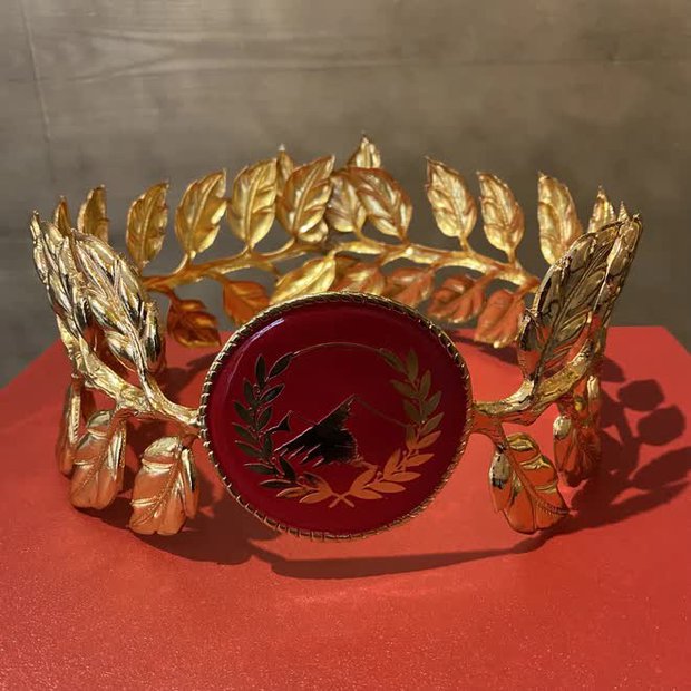 Gặp người chế tác vòng nguyệt quế thếp vàng 24k dành riêng cho Quán quân Olympia 2022 - Ảnh 1. Gặp người chế tác vòng nguyệt quế thếp vàng 24k dành riêng cho Quán quân Olympia 2022 - Ảnh 1.
