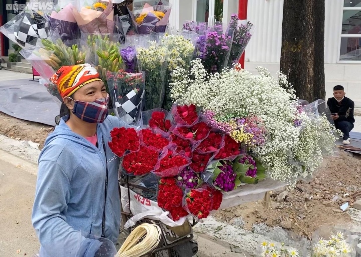Rong ruổi khắp Hà Nội, gánh hàng hoa bán được chục triệu đồng mỗi ngày dịp 20/10 - Ảnh 6.