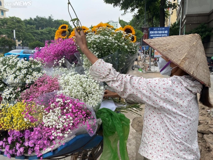Rong ruổi khắp Hà Nội, gánh hàng hoa bán được chục triệu đồng mỗi ngày dịp 20/10 - Ảnh 5.