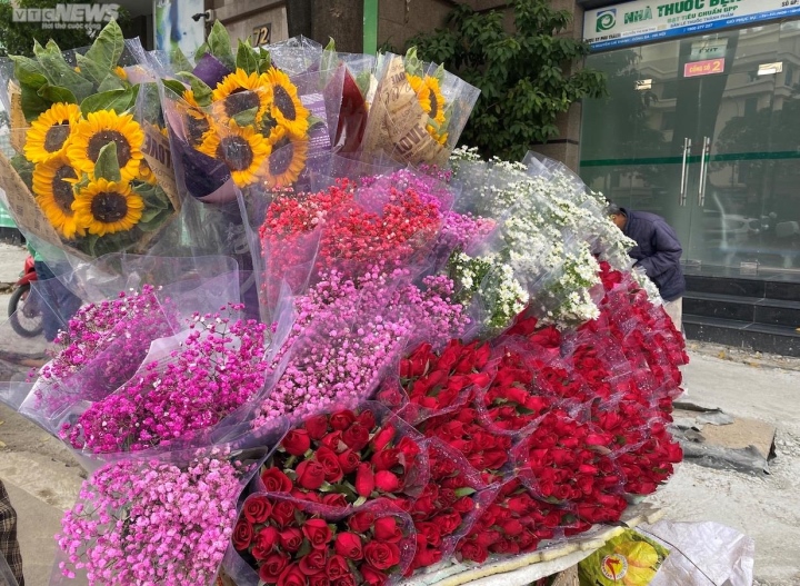 Rong ruổi khắp Hà Nội, gánh hàng hoa bán được chục triệu đồng mỗi ngày dịp 20/10 - Ảnh 2.