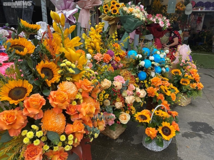 Rong ruổi khắp Hà Nội, gánh hàng hoa bán được chục triệu đồng mỗi ngày dịp 20/10 - Ảnh 1.