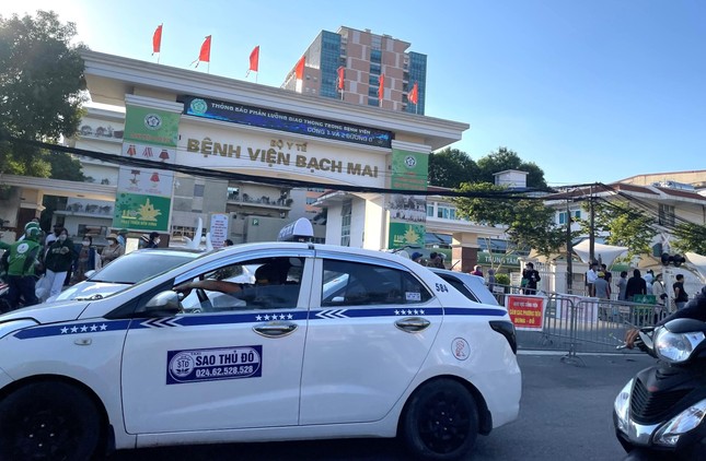 Taxi lại vây kín cổng bệnh viện Bạch Mai, xe cứu thương cũng khó ra vào ảnh 1