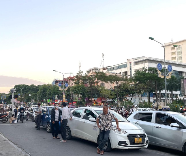 Taxi lại vây kín cổng bệnh viện Bạch Mai, xe cứu thương cũng khó ra vào ảnh 7