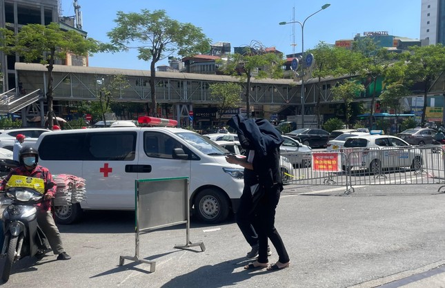 Taxi lại vây kín cổng bệnh viện Bạch Mai, xe cứu thương cũng khó ra vào ảnh 8