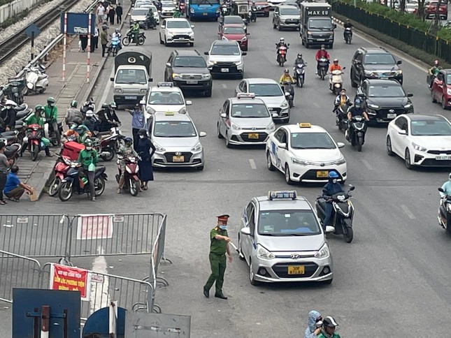 Taxi lại vây kín cổng bệnh viện Bạch Mai, xe cứu thương cũng khó ra vào ảnh 3