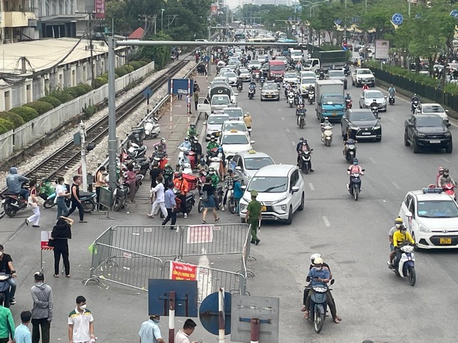 Taxi lại vây kín cổng bệnh viện Bạch Mai, xe cứu thương cũng khó ra vào ảnh 2
