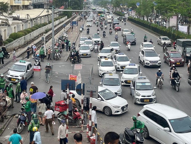 Taxi lại vây kín cổng bệnh viện Bạch Mai, xe cứu thương cũng khó ra vào ảnh 5