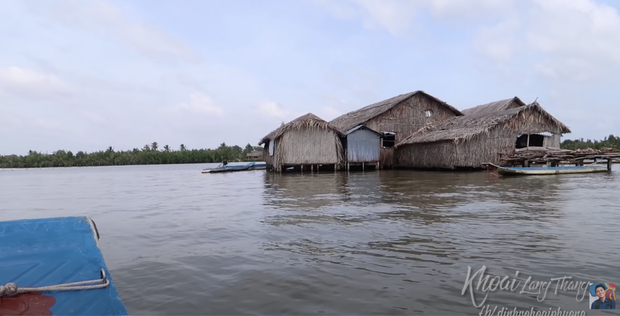  Có quán ăn lạ đời nhất ở đất mũi Cà Mau, nằm chơi vơi giữa đầm nước, bán món gì thì khách ăn món nấy - Ảnh 3.