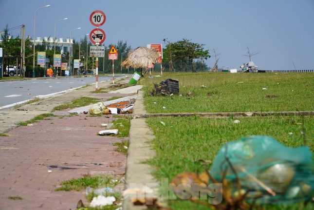 Hàng tấn rác thải trôi dạt, 'bủa vây' bờ biển du lịch nổi tiếng ở Hà Tĩnh ảnh 2