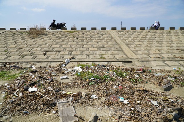 Hàng tấn rác thải trôi dạt, 'bủa vây' bờ biển du lịch nổi tiếng ở Hà Tĩnh ảnh 7