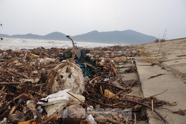 Hàng tấn rác thải trôi dạt, 'bủa vây' bờ biển du lịch nổi tiếng ở Hà Tĩnh ảnh 4