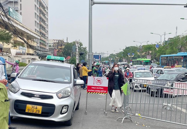 Taxi lại vây kín cổng bệnh viện Bạch Mai, xe cứu thương cũng khó ra vào ảnh 9