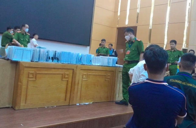 Cảnh sát niêm phong 400 bộ hồ sơ tại cuộc đấu giá 52 lô đất ở Phú Thọ ảnh 1