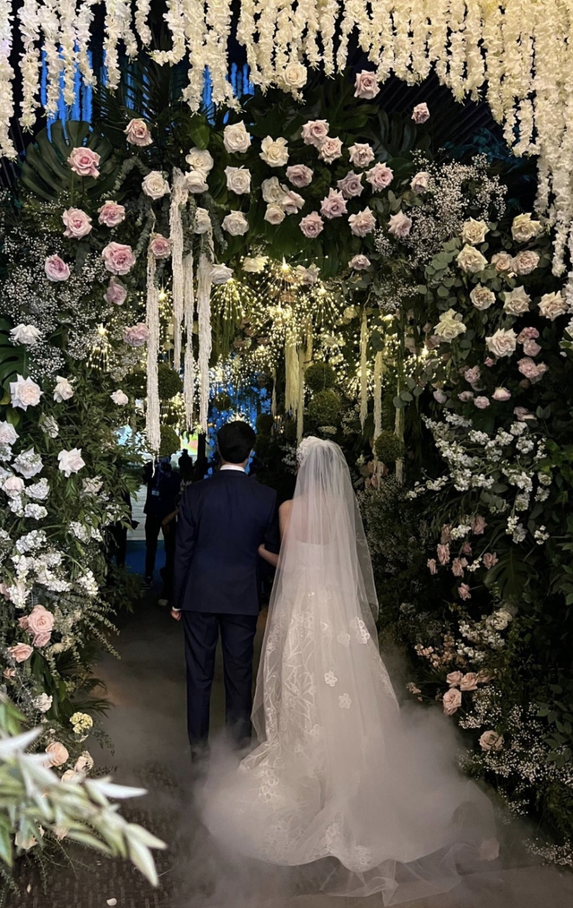 Toàn cảnh hôn lễ Hoa hậu Đỗ Mỹ Linh và chồng doanh nhân: Dàn mỹ nhân đổ bộ, Lương Thuỳ Linh bắt được hoa cưới - Ảnh 4.