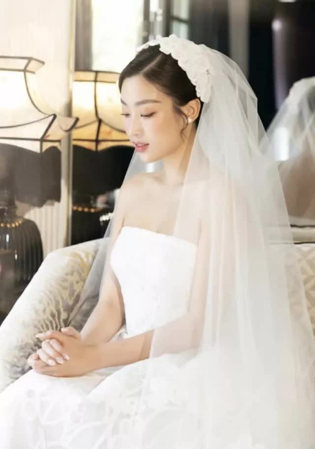 Toàn cảnh hôn lễ Hoa hậu Đỗ Mỹ Linh và chồng doanh nhân: Dàn mỹ nhân đổ bộ, Lương Thuỳ Linh bắt được hoa cưới - Ảnh 1.