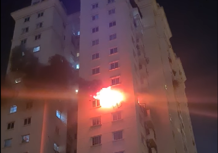 Hà Nội: Cháy chung cư tầng 9 khu đô thị Ciputra, nhiều người may mắn thoát nạn - Ảnh 1.