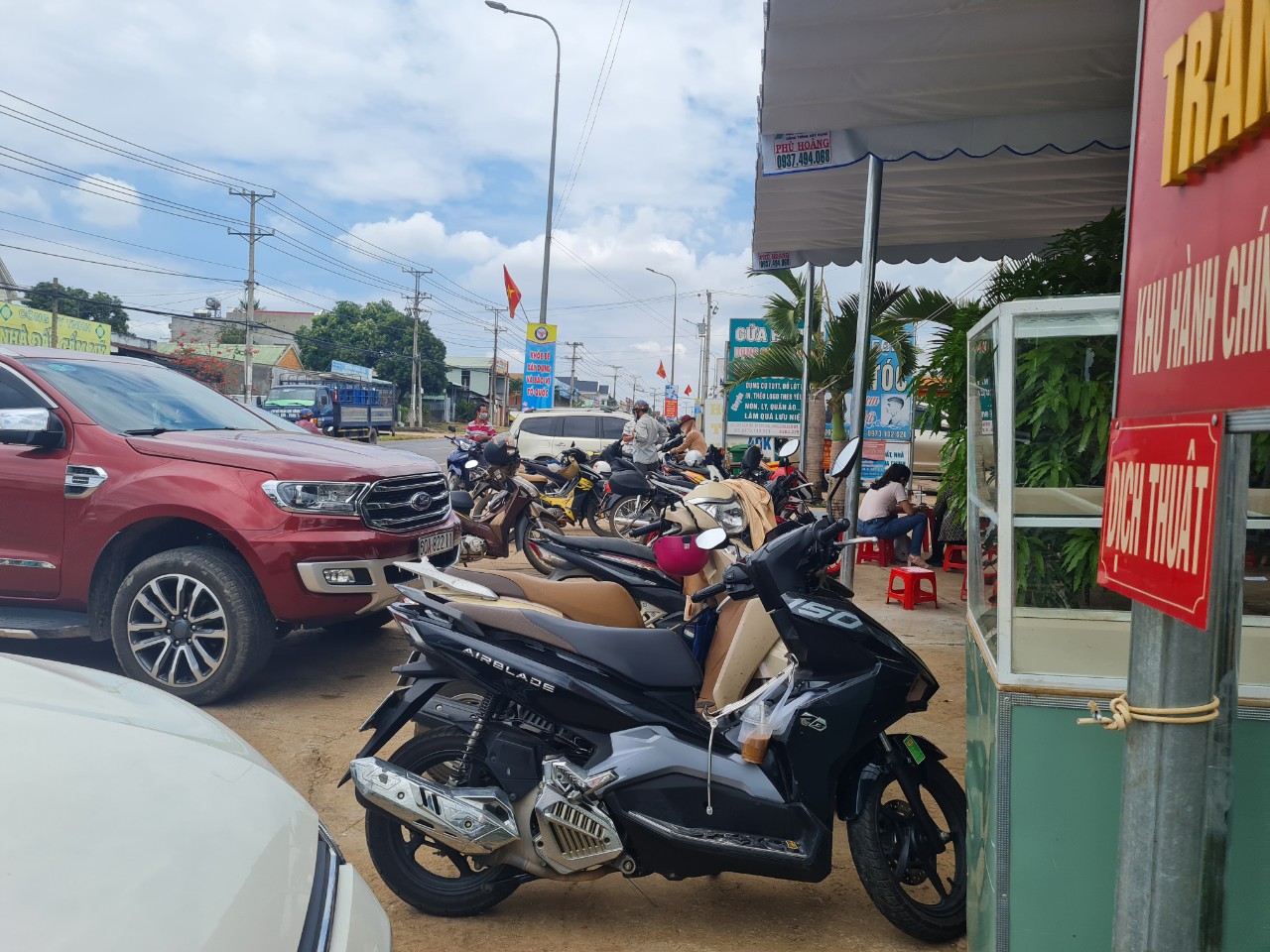 Rao bán hàng ngộp, môi giới liên tục mời nhà đầu tư vào “bắt đáy”? - Ảnh 1.