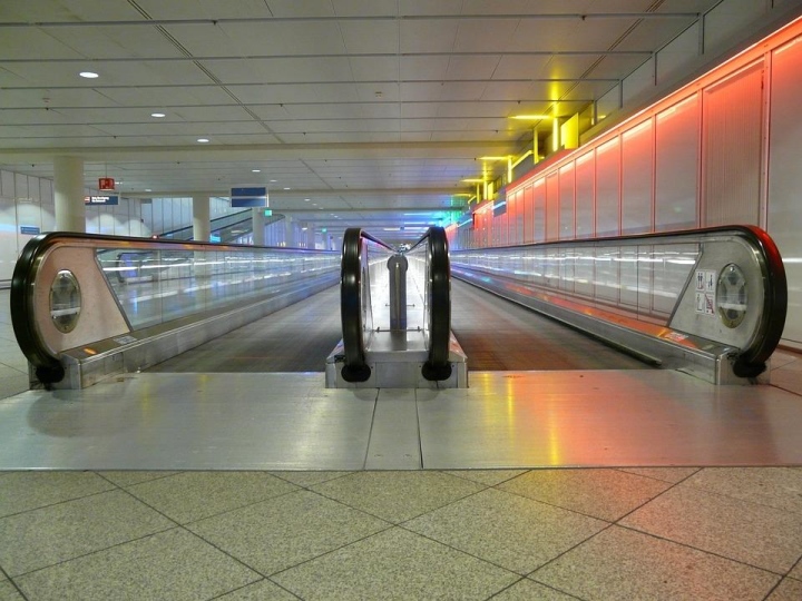 Vì sao các sân bay thường có băng chuyền đi bộ? - Ảnh 3.