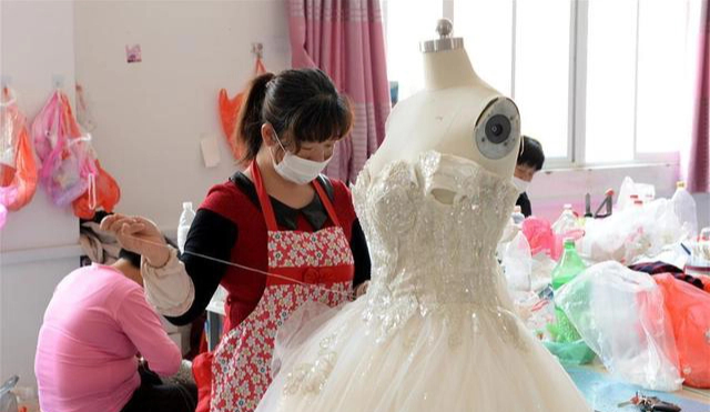Trấn Đinh Tập - Nơi sản xuất váy cưới lớn nhất Trung Quốc - Ảnh 1.