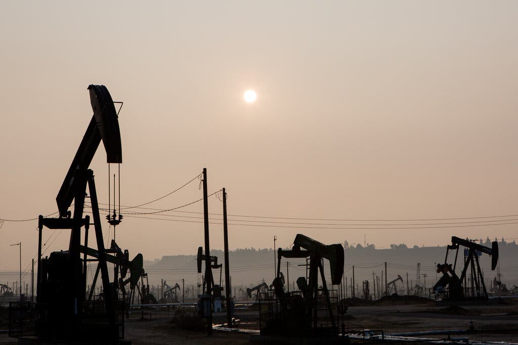 Tại sao nước sản xuất xăng dầu lớn nhất thế giới là Mỹ lại không tự chủ được giá nhiên liệu? - Ảnh 3.
