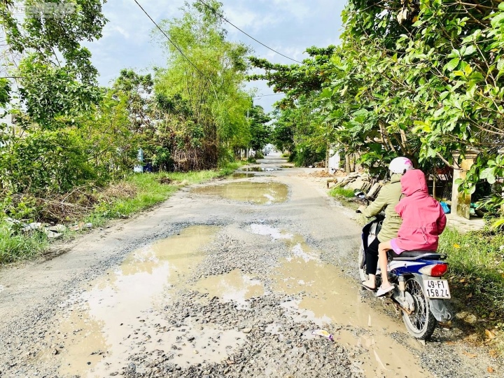 Đường nát như tương sau 4 năm oằn mình ‘gánh’ xe chở đất cho dự án, dân lãnh đủ - 3