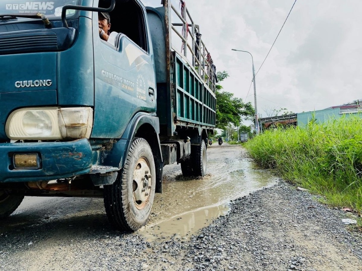 Đường nát như tương sau 4 năm oằn mình ‘gánh’ xe chở đất cho dự án, dân lãnh đủ - 4